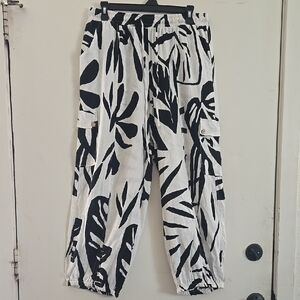 Womens Vacation Christian Siriano Black and White Tropical Print Pants